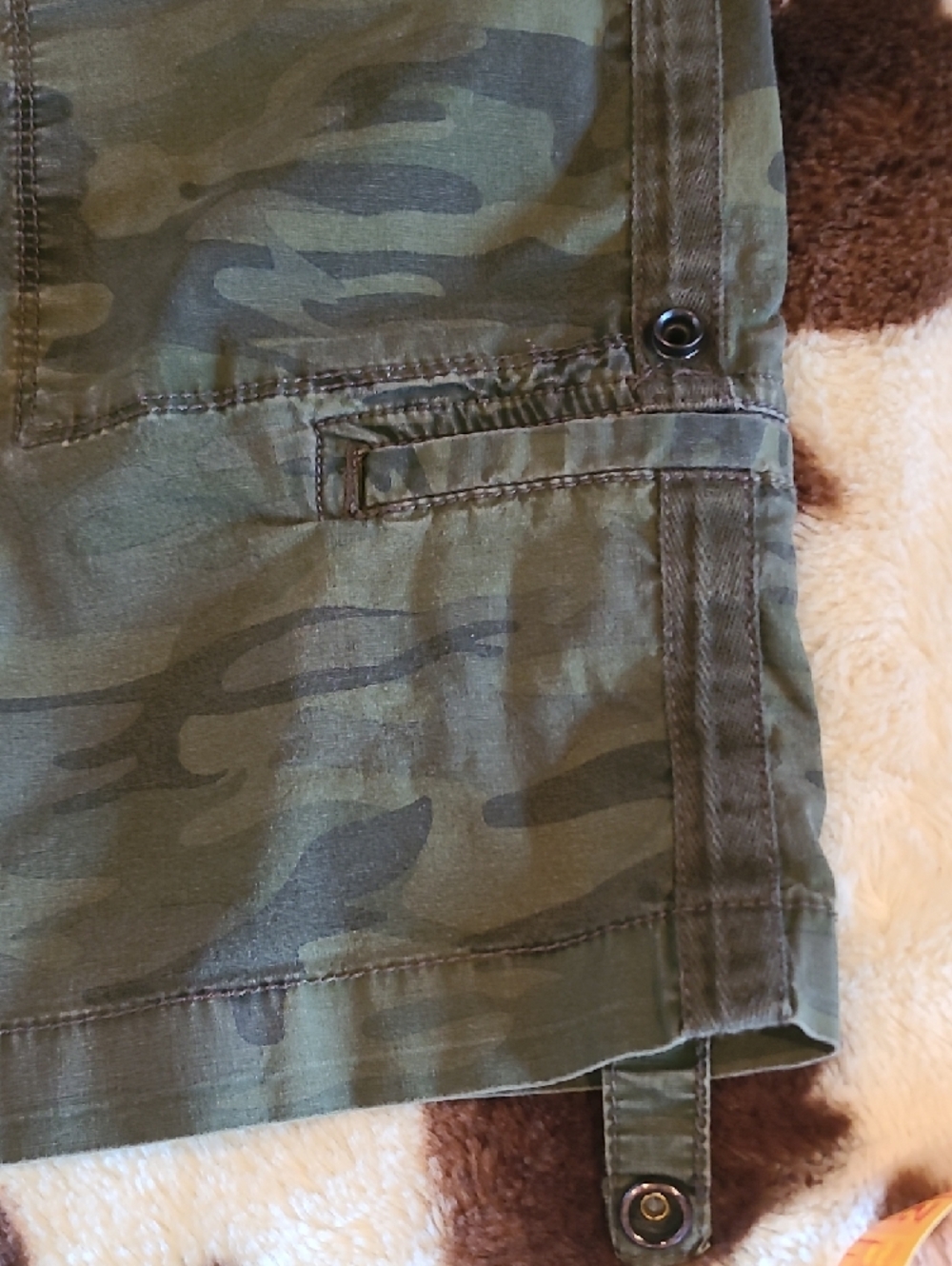 Sanctuary Olive Camo Cargo Shorts - Picture 5 of 9